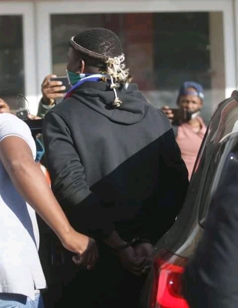 RsaShakes's tweet photo. Ngizwe Mchunu is arrested just for saying "Ay'khale"🤔 kanti there's no Freedom of Speech here in South Africa🤔 #WenzenuNgizweMchunu #FreeNgizweMchunu https://t.co/qDEhaGfkAt