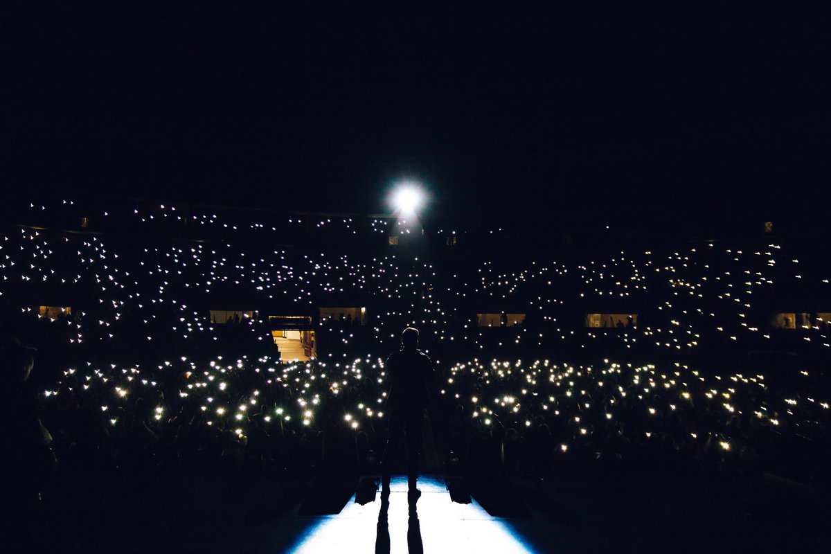 _CarlosRivera's tweet photo. La noche de ayer en Córdoba, Andalucía, es algo que difícilmente olvidaremos. Agotaron todas las entradas permitidas. Y sobretodo me cubrieron con su amor hasta en el momento más inesperado. Lo recuerdo y solo puedo agradecer. Te quiero Córdoba. Que lo nuestro sea para siempre.🇪🇸 https://t.co/qreIjbsFPU