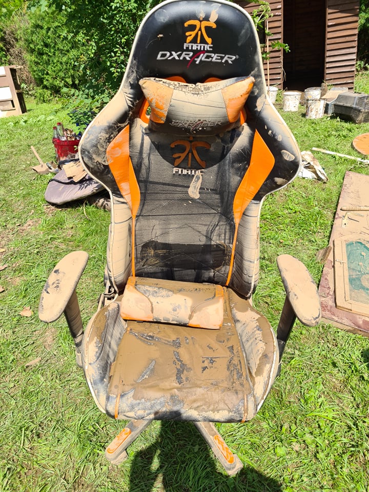 Ma4xcs's tweet image. Triste de voir la belle chaise du poto @Florian11014481 dans cet état dû aux inondations. @FnaticFrance @DXRacer Un beau geste pour lui remonter le moral ? 😀