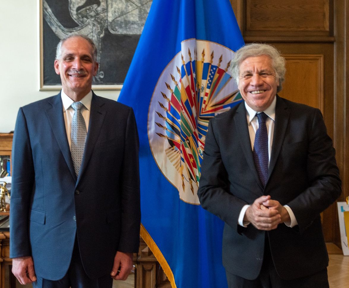 Almagro_OEA2015's tweet photo. Me reuní con el candidato del Partido @PNH_oficial @titoasfura y su delegación. Intercambiamos sobre la actualidad de #Honduras, su rol en Centroamérica y en la región y el proceso electoral en el país. https://t.co/k98xfErrUn