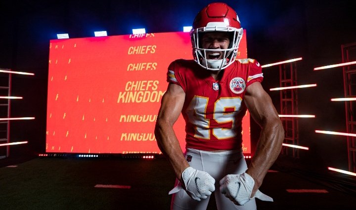 Flowwwdak's tweet photo. Pas aussi fort que le photographe des Bengals mais ça reste stylé tout de même -- les Chiefs au shooting photo hier.

📚 @chiefsfr | @NFL 

📸 Via : @Chiefs https://t.co/DbqMMkb9sd