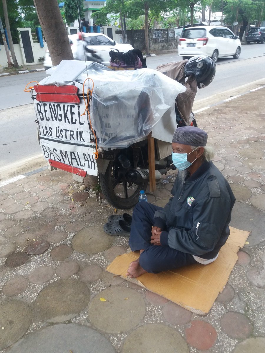 Tak seorangpun yang bersimpati kepada Bapak ini. Makan tidur dipinggir jalan Haji Bau hidup dari belas kasihan orang lewat <a href="/KelurahanLosari/">Kelurahan Losari</a> <a href="/ujungpandangmks/">Kec. Ujung Pandang</a> <a href="/FatmawatiRusdi/">Fatmawati Rusdi</a> <a href="/DP_dannypomanto/">Danny Pomanto</a>
