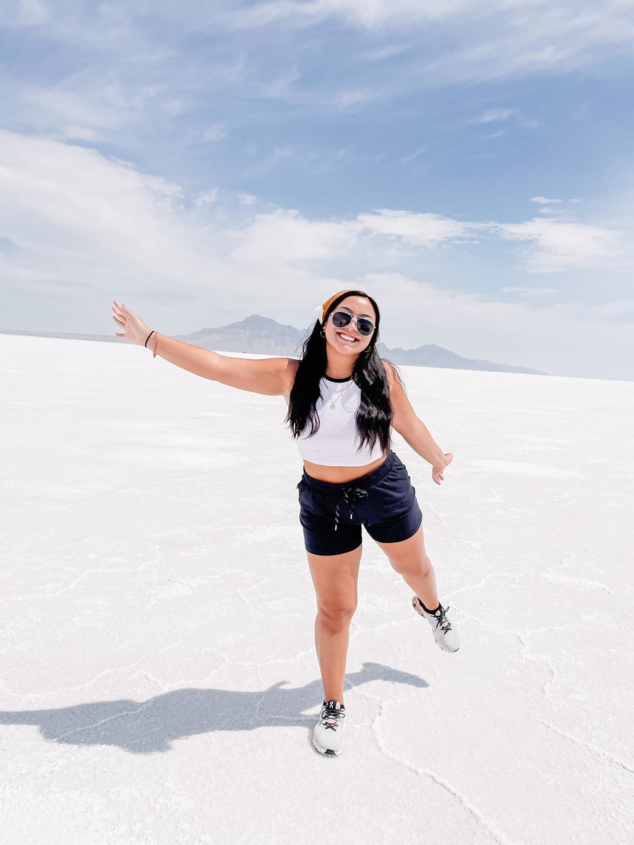 No Monday blues here!! Greetings from Bonneville Salt Flats, Utah!! #DgDropsAPin #bamadg🤍🦋