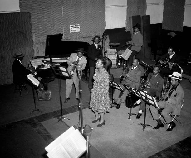 JazzSketches's tweet photo. Billie Holiday, New York, February 29, 1940
📸 CBS
#Jazz #SonnyWhite #RoyEldridge #JohnWilliams #BillieHoliday #HalWest #JimmyPowell #CarlFrye #KermitScott #LawrenceLucie https://t.co/UlKxMSwU6a