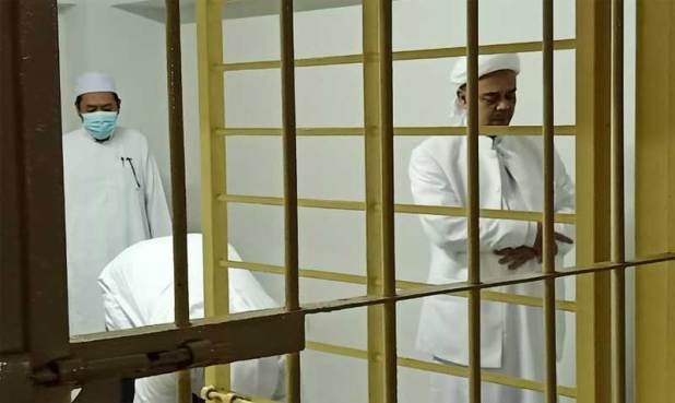 Semoga beliau selalu diberikan kesehatan dan kekuatan serta selalu istiqomah di jalan agama.

Aamiin...