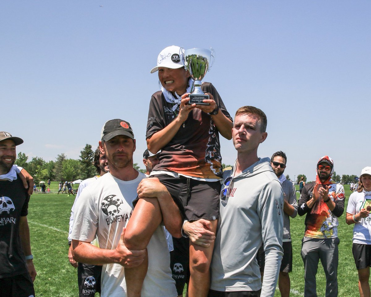 USAUltimate's tweet photo. .@BoneyardUlt's Theran Riedel was posthumously awarded the Marty Bakko Spirit Award at the 2021 #USAUltimate #USAUMasters Championships on Sunday. The award was accepted by Theran's wife and @ripe_nc player, Jinny, and celebrated by teammates &amp; friends in the ultimate community. https://t.co/h2QZdcw1or