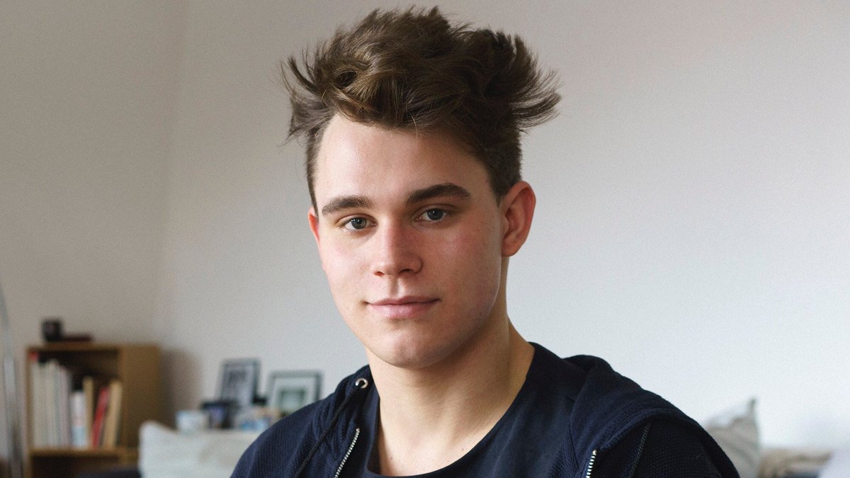 OnionVT's tweet image. Sophomore Looking For Roommate On Facebook Promises To Be “Laid Back But Still Down To Have Some Fun”