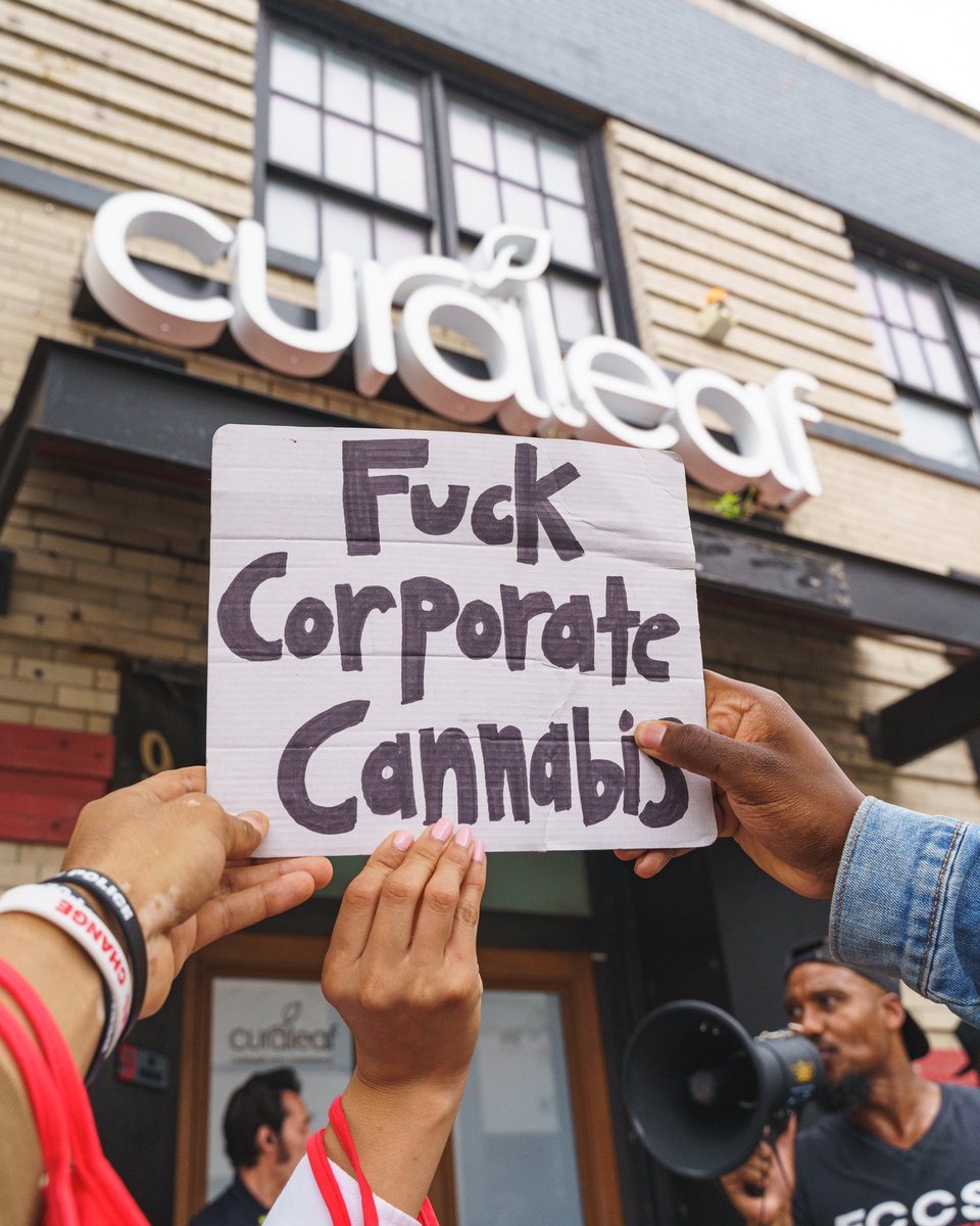 SACsocialchange's tweet photo. @TyroneMuh founder of ECCSC and leaders are protesting the inequities in the cannabis Industry. Because while Black and Brown people still serve time behind bars for marijuana arrests, corporations like @Curaleaf_Inc makes billions 💰💰 📷 @ardentisvita
#eccsc #curaleaf https://t.co/9bCzal40kG