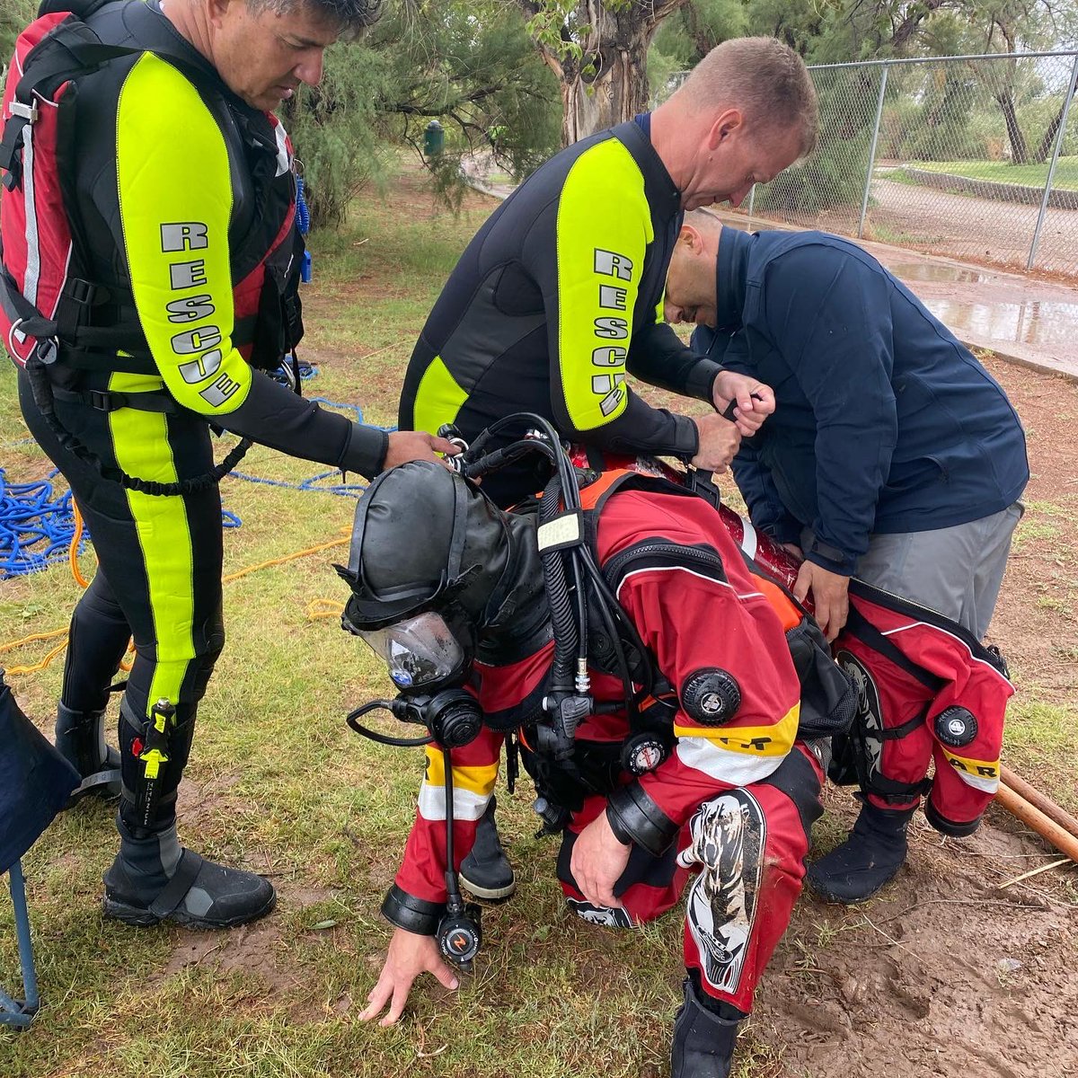 ElPasoFireTX's tweet image. The #EPFD Water Rescue Team is always ready to assist our community and other public safety agencies!

Remember, if you see a flooded road: turn around, don’t drown!

📸 Capt Menendez and Capt Salmeron