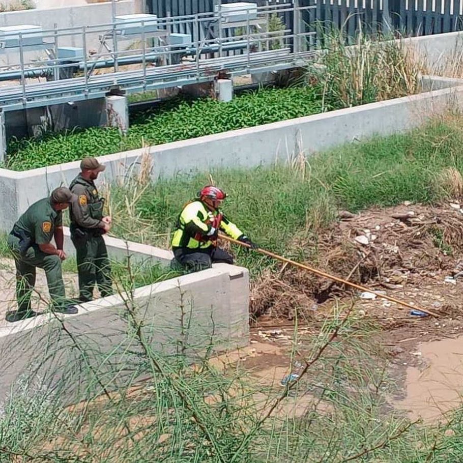 ElPasoFireTX's tweet image. The #EPFD Water Rescue Team is always ready to assist our community and other public safety agencies!

Remember, if you see a flooded road: turn around, don’t drown!

📸 Capt Menendez and Capt Salmeron
