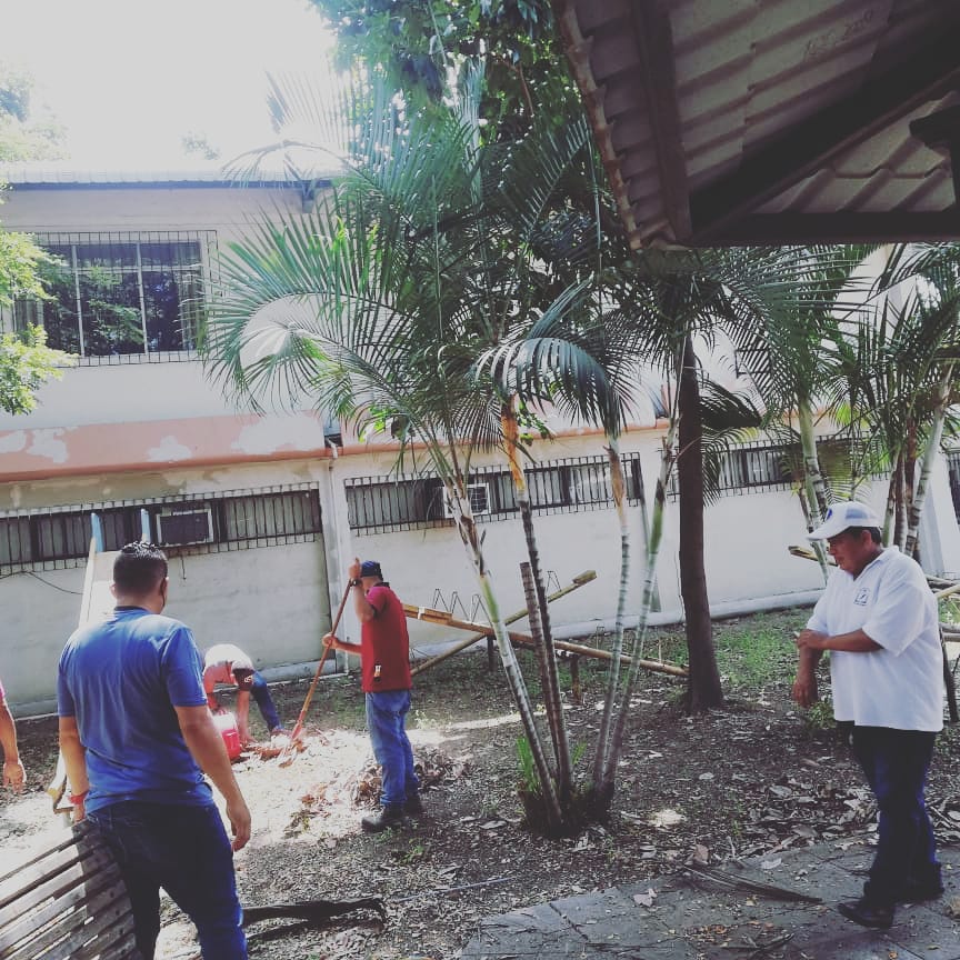 SindicatoUG's tweet photo. Iniciamos con la limpieza y adecuaciones de nuestro glorioso sindicato, arrimando el hombro todos, porque todos hacemos el SUTUG😀🤜🏾🤛🏾 #ElNuevoSindicato https://t.co/Ihezb9FwsS