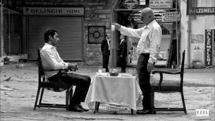 "Dön bak arkana yeğen, gitmez dediğin kaç kişi yanında?"