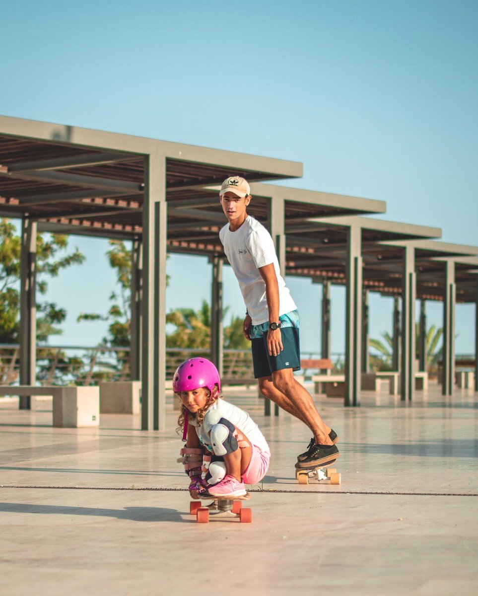 Javiblanquez0's tweet photo. Me encanta mi trabajo 🛹🖤.Clases de surfskate individuales o grupales +info md . Ig: southskatemarbella https://t.co/bzUxT4i7vw