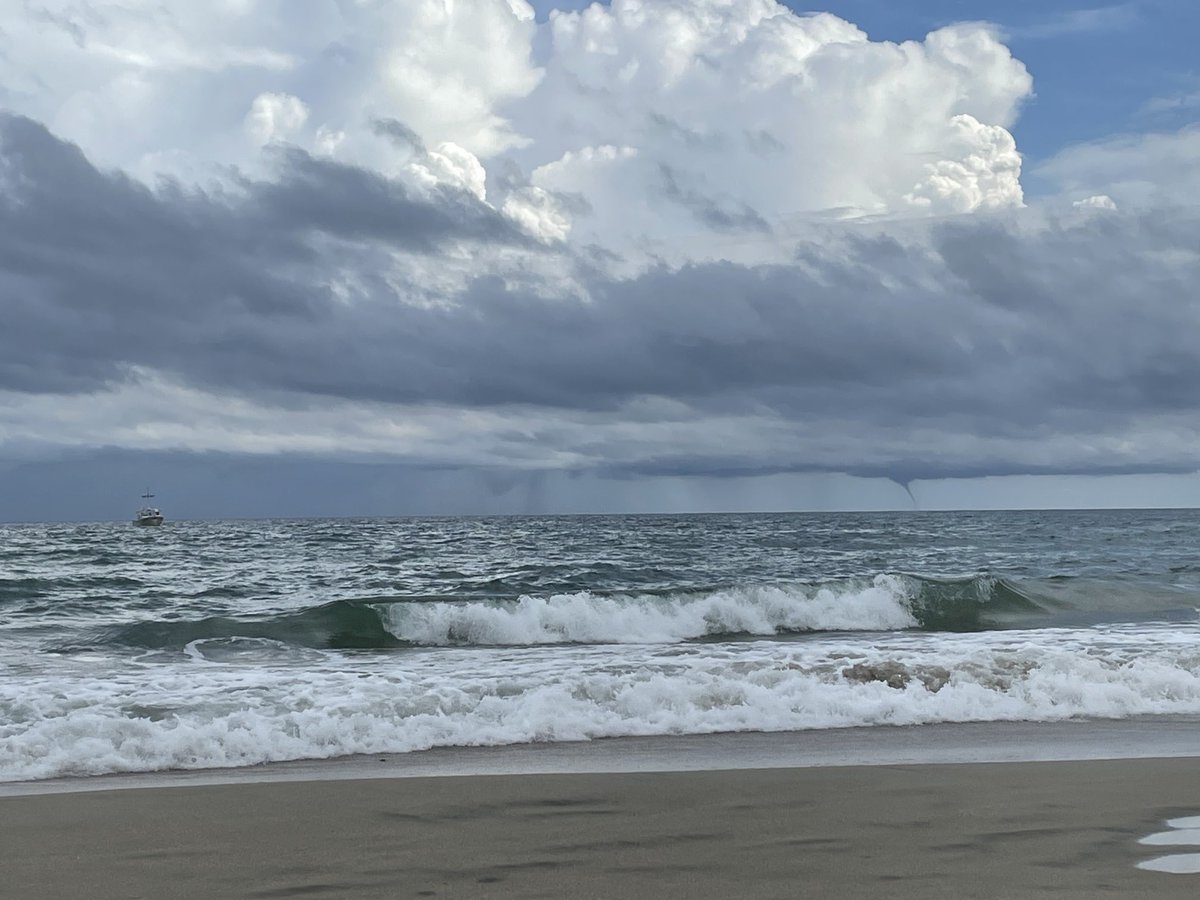 WildcatPE_Kalso's tweet photo. Just watching the water spout show off of the ⁦@CapeHatterasNPS⁩ with the  ⁦@weatherchannel⁩ https://t.co/p8CmlrJxpL