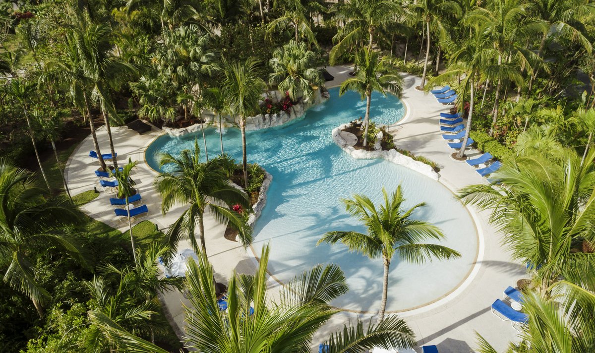 FSOceanClub's tweet image. Create everlasting memories with your loved ones at #FSOceanClub. Relax and lounge beneath the refreshing waterfall while the youngest members of your family enjoy poolside games at our lagoon style pool. #FourSeasons #FamilyPool