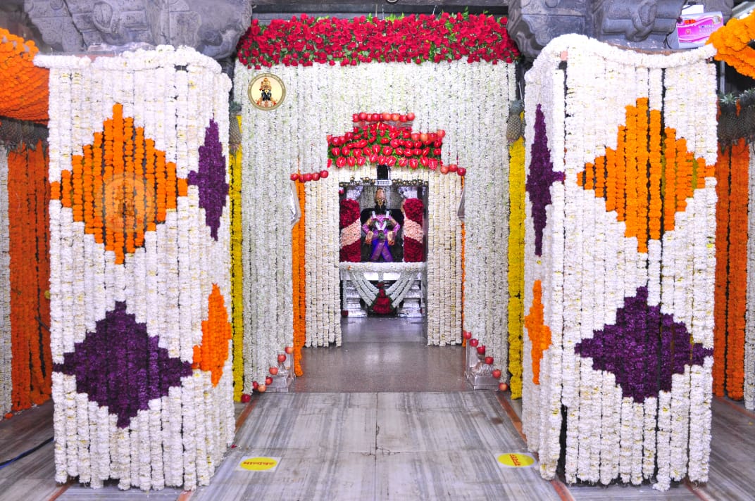 PandharpurVR's tweet photo. 🚩🚩🚩🚩🚩🚩🚩🚩🚩🚩🚩🚩
*श्री.विठ्ठल रूक्मिणी मंदिर समितीच्या वतीने आषाढी यात्रा २०२१ देवशयनी एकादशी निमीत्त श्री.संत.नामदेव पायरी.श्री.विठ्ठल सभामंडप.श्री.विठ्ठल व श्री.रूक्मिणीमातेच्या गाभाऱ्यात व तसेच मंदिरात आकर्षक व नयनरम्य अशी फुलाची आरास करण्यात आली आहे...*
🚩🚩🚩🚩🚩🚩🚩 https://t.co/cSJTC0WNgM