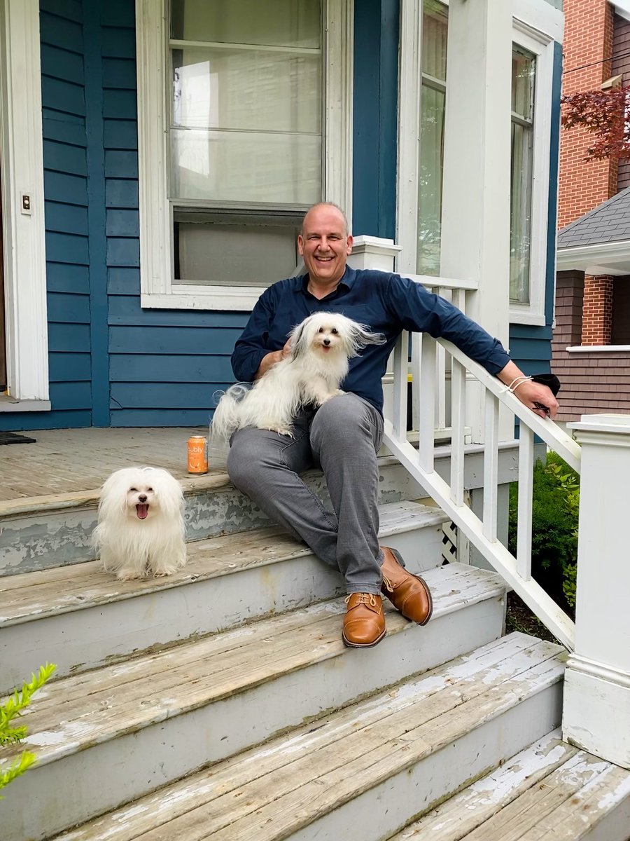 Made some friends on the door steps today! Dolly and Tiger are #TeamLabi #nspoli  

📸 Photo credit: <a href="/bennyfong/">Benny Fong</a>