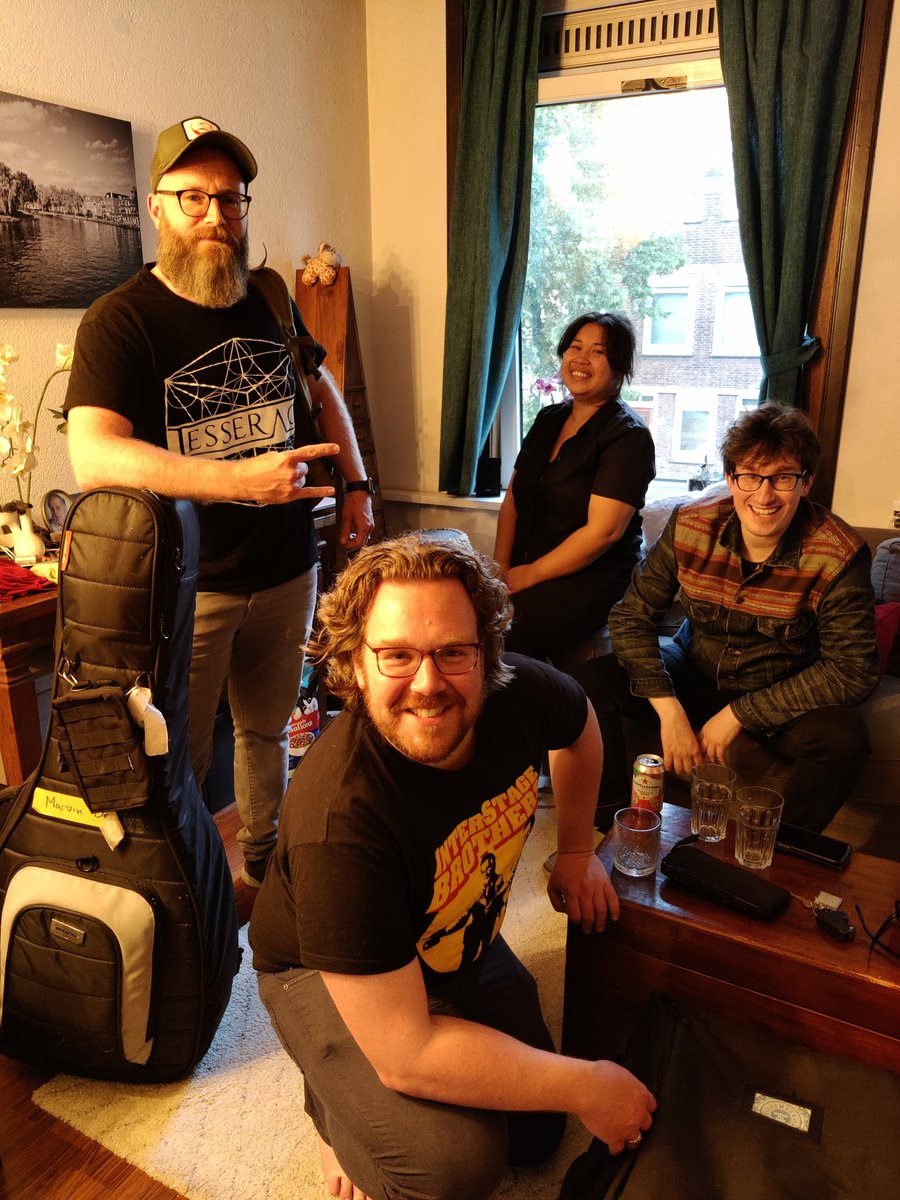 Bandmeeting gehad om snode plannetjes te smeden, nu even snel slapen. Tussen 4 en 6 zijn we (Marvin en Ellen) namelijk te gast bij <a href="/thomashekker/">Thomas Hekker</a> op <a href="/NPORadio2/">NPO Radio 2</a> 🥳