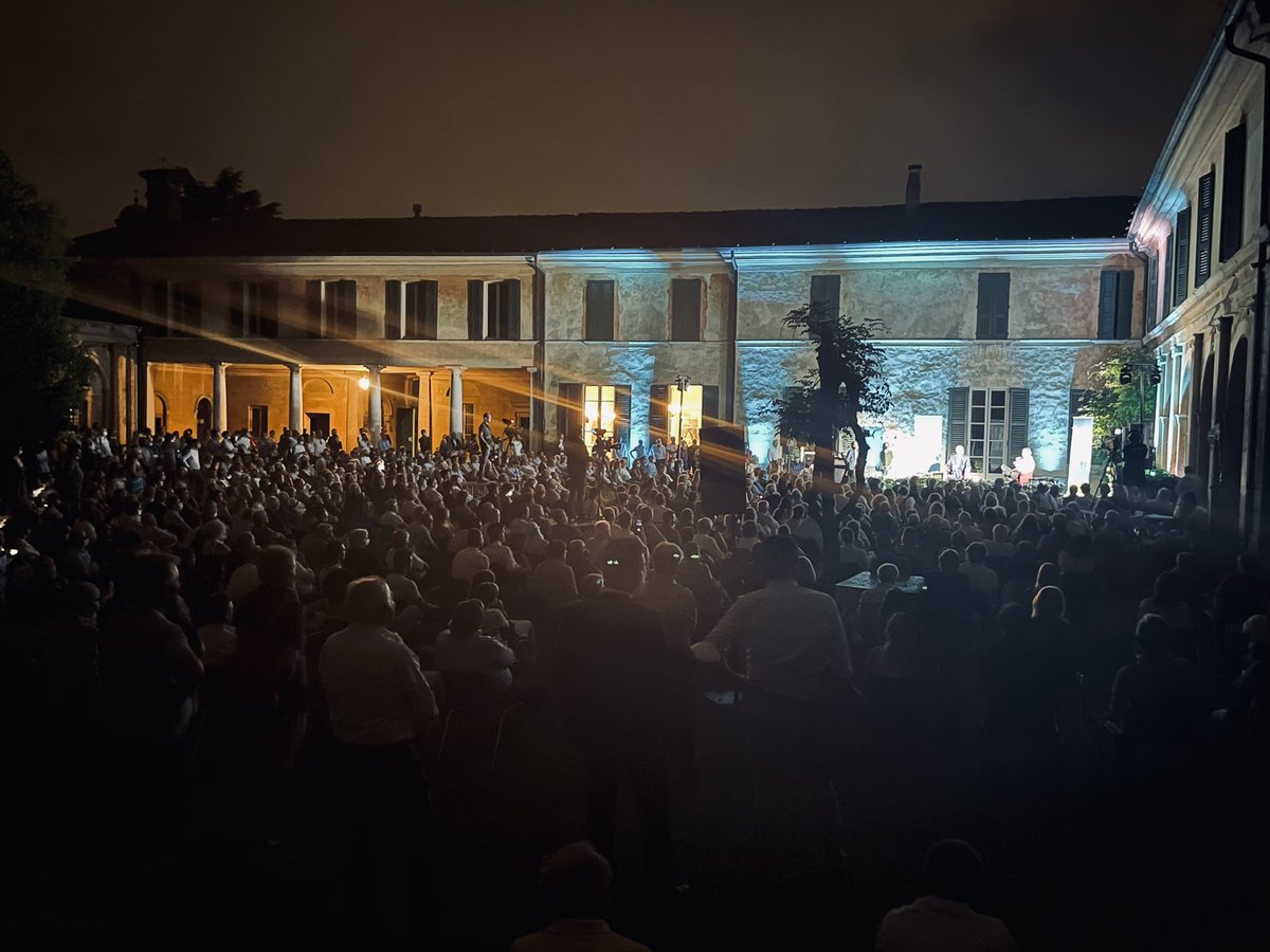matteorenzi's tweet photo. Ma che spettacolo a Castenedolo. Quanta gente! Tutti #ControCorrente https://t.co/0eAAT34li8