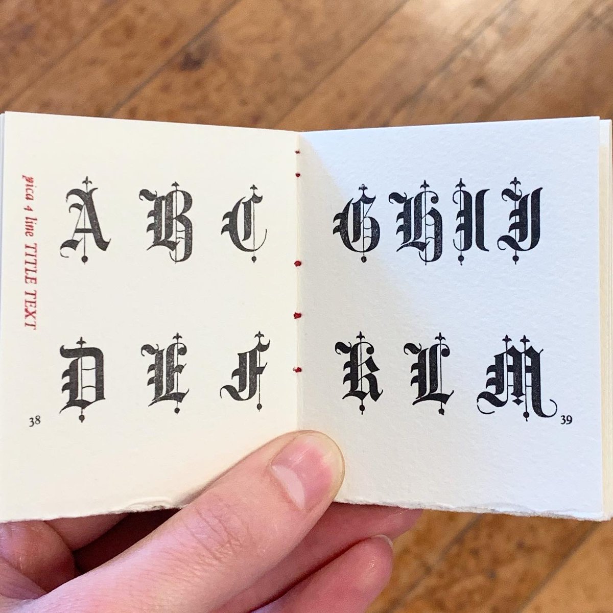oakknollbooks's tweet photo. For #MiniatureMonday, “A Little Black Book” from The Alembic Press, 1995 - a type specimen book
https://t.co/d5zTPIvtoc
#oakknollbooks #booksaboutbooks #miniaturebooks #minibooks #typespecimens #typespecimen #alembicpress #books #typebooks https://t.co/vyHl4Vv7eR