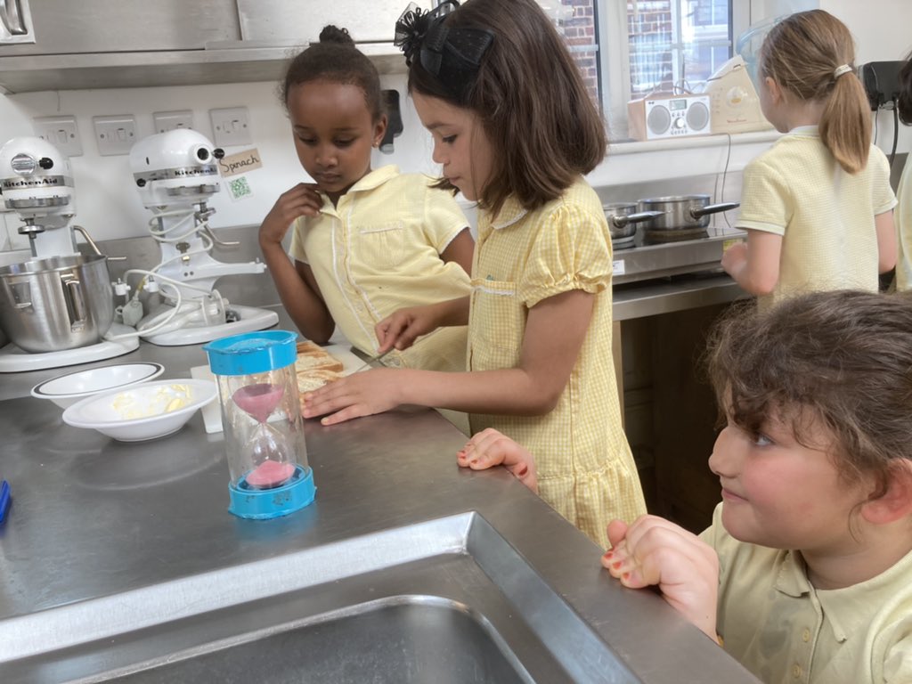 Today we investigated the ideal length of time to boil an egg. Ranging from a very runny 3 minutes to a hard boiled egg at 12 minutes. We voted the 7 minute egg to be the best. How long do you boil an egg for? 🍳 🥚 ⏱ ⏲