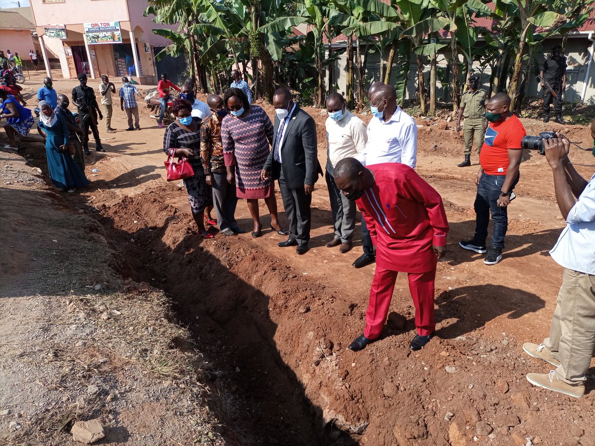 MathiasMpuuga's tweet photo. We have been inspecting ongoing road works in Masaka City. A number of roads are going to be upgraded to tarmac this year. We commend Mayor @NamayanjaFlore1 for her efforts in trying to save public spaces from being taken over by the usual suspects. #AccountabilityAndService https://t.co/eNVsdXQ2rs