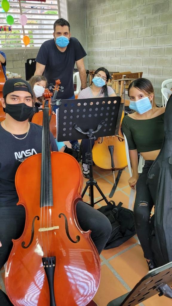 sidocfundacion's tweet photo. ¿Qué tal este parche? Los jóvenes de la Orquesta Sinfónica Infantil y Juvenil de Siloé están comprometidos con su proceso de aprendizaje, porque ellos sueñan con llenar de notas de paz el lugar que más quieren: su barrio. https://t.co/u47B6qPuke