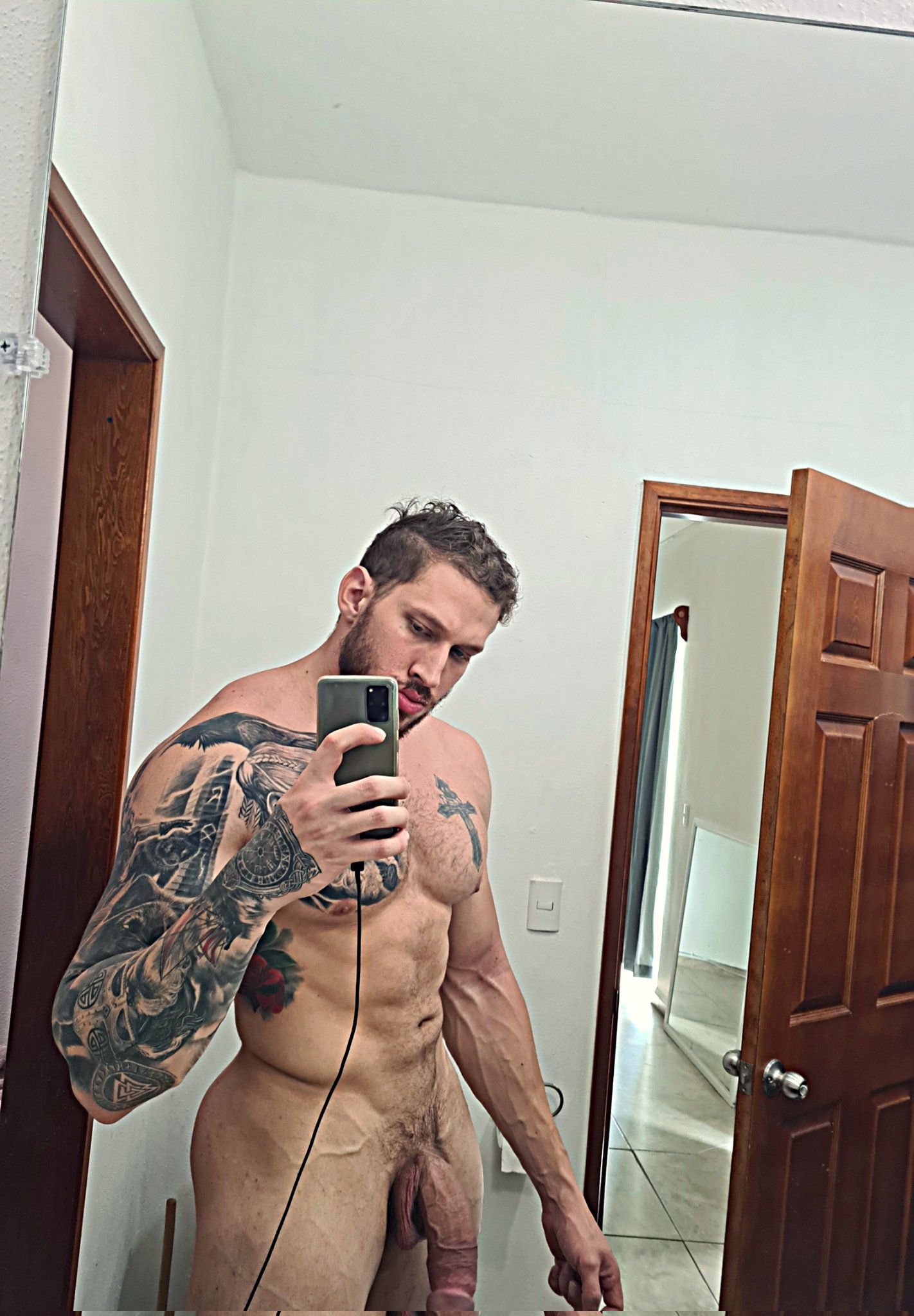 Alejandro Hernandez Rodriguez on X: Así me la paso el día entero, desnudo  y listo para el mundo 😈 t.coCuOGuS4JbB  X