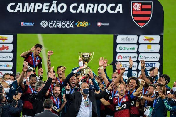 panenosystema's tweet photo. @thiagosant_acg @yngkurt @dani_fds_ @Flamengo Na verdade o que dói mais é não ter mais espaço na prateleira pra guardar tanta taça 😫 https://t.co/YHyhpNWwr4