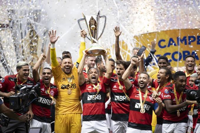 panenosystema's tweet photo. @thiagosant_acg @yngkurt @dani_fds_ @Flamengo Na verdade o que dói mais é não ter mais espaço na prateleira pra guardar tanta taça 😫 https://t.co/YHyhpNWwr4