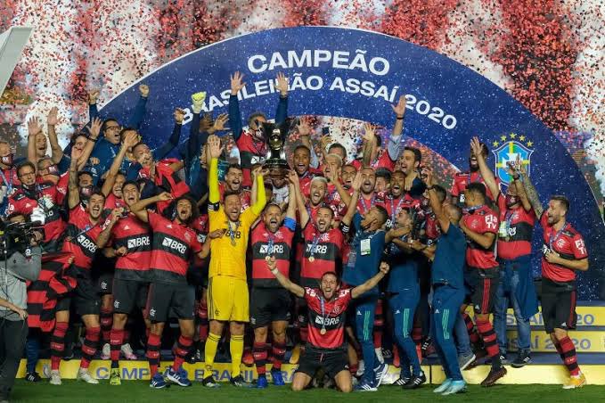 panenosystema's tweet photo. @thiagosant_acg @yngkurt @dani_fds_ @Flamengo Na verdade o que dói mais é não ter mais espaço na prateleira pra guardar tanta taça 😫 https://t.co/YHyhpNWwr4