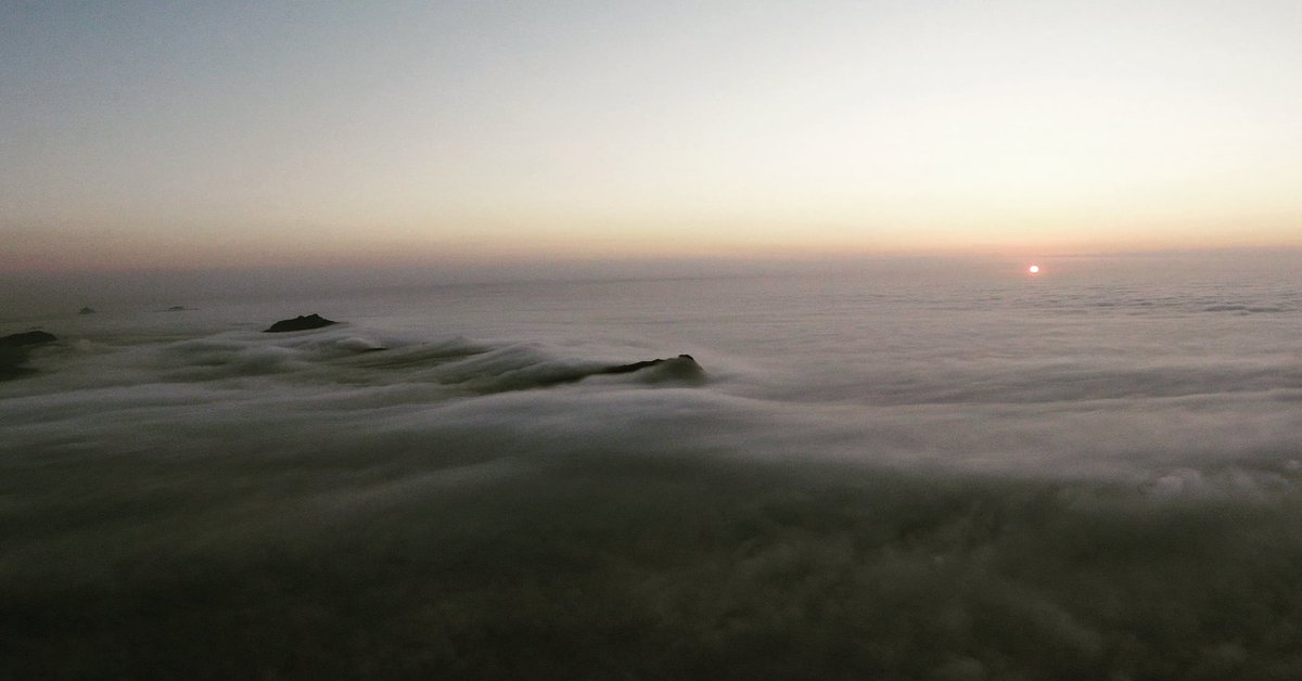 Sunset in west Kerry #natriúrdreiféar #threesisters #antiaracht #anfearmarbh #anghaeltacht #westkerry #thekingdom #kerry #sunset #sunsetphotography #drone #dronephotography #abovetheclouds