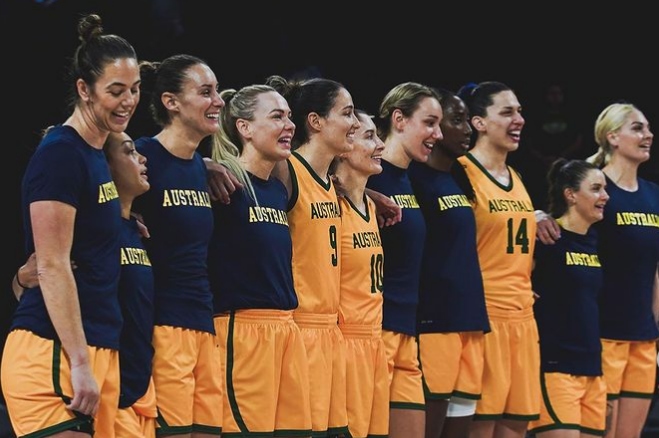 PickandRollAU's tweet photo. Making a stand 💚💛🇦🇺🏀
#AussieHoops #GoOpals #TokyoTogether #Tokyo2020 https://t.co/LH7F98nNrw