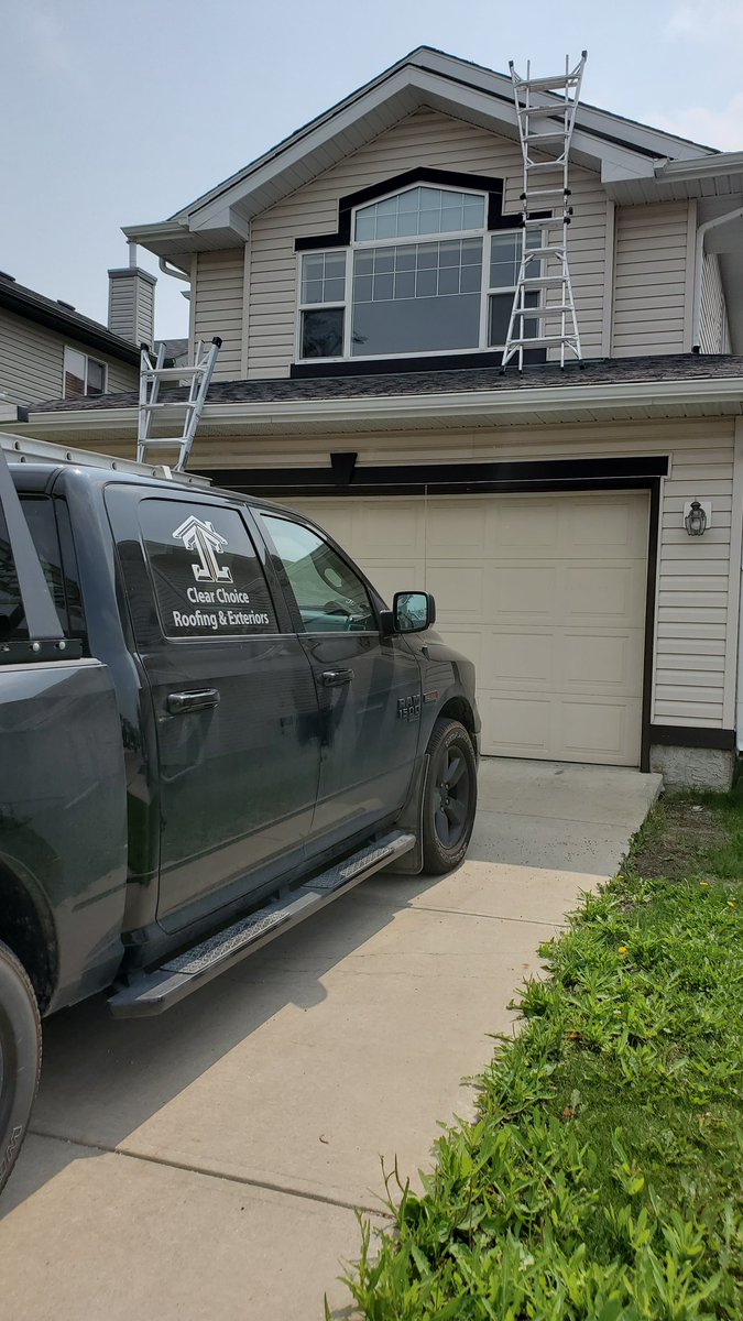 CCRandExteriors's tweet photo. After a hail storm or maybe Christmas Eve are really the only times finding a stranger on your roof is ok! At least @CCRandExteriors we call ahead!  Here is Jay, one of our HAAG certified inspectors checking for damage on a client's roof! https://t.co/dLjgP0t2BR