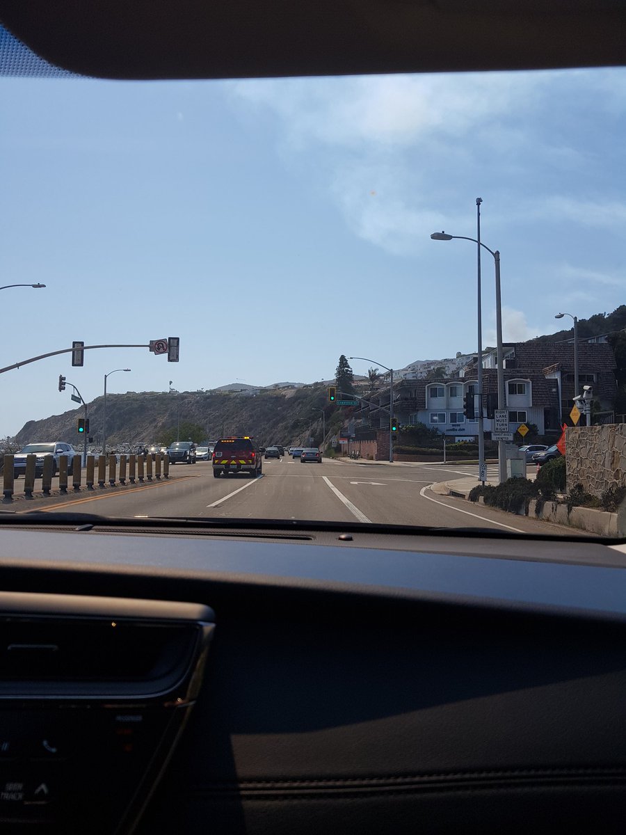 DrParsons_In14's tweet photo. 4 fire trucks and this truck in just 5 min so they're apparently sending in all they can to the fire above Malibu. https://t.co/5r1OxmxKSl
