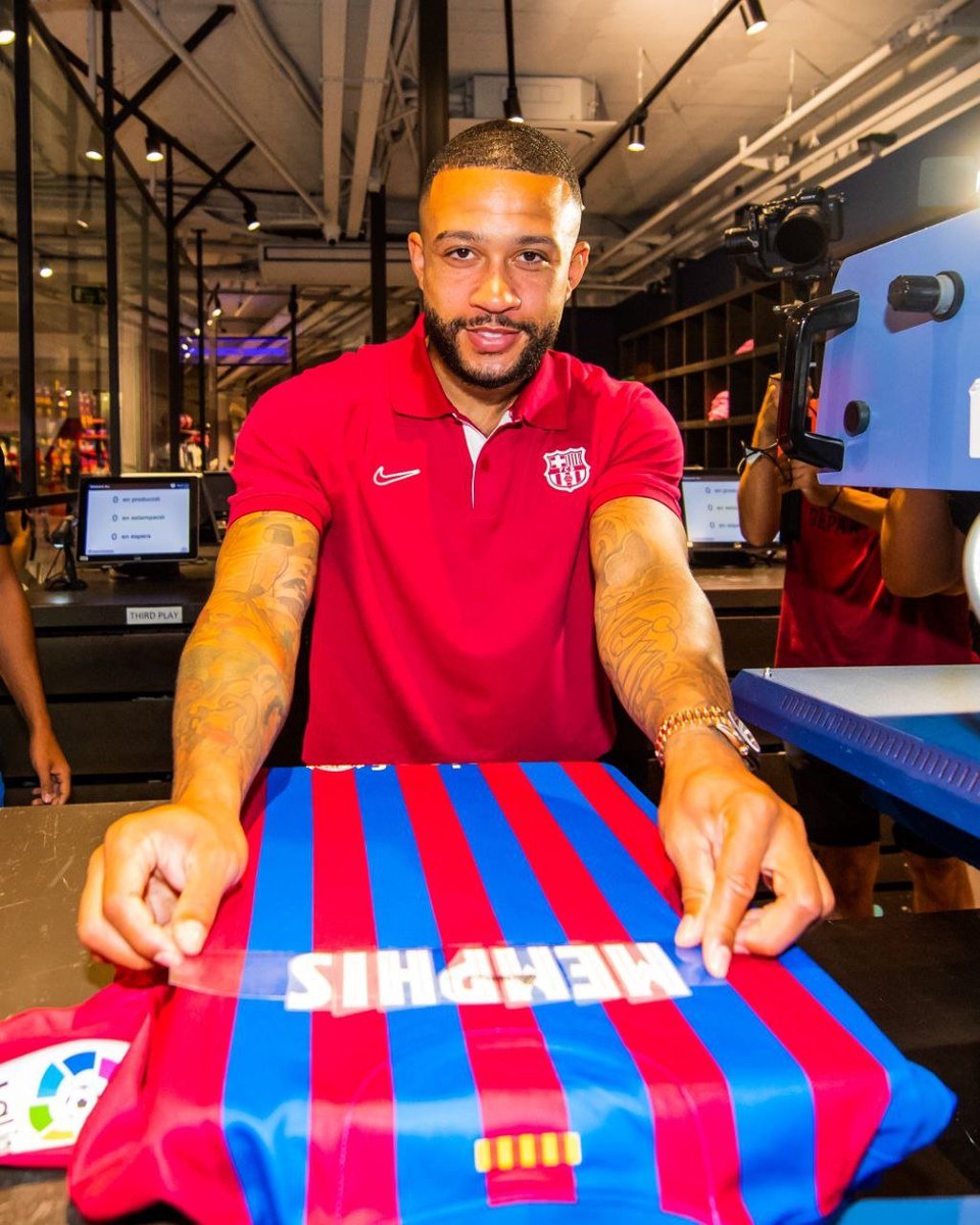 sport's tweet photo. 🔵🔴 ¿Te ilusiona el fichaje de Memphis Depay? 🤔

❤️ Sí
🔁 No
💬 ... https://t.co/z5zV04ru9B