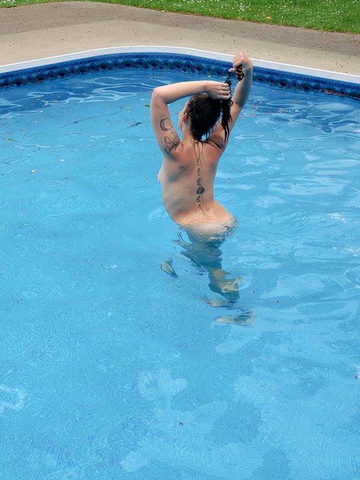 Skinny dipping 😇 The rest of the photos are on my Onlyfans 😈💜 https://t.co/6luIae38Tk