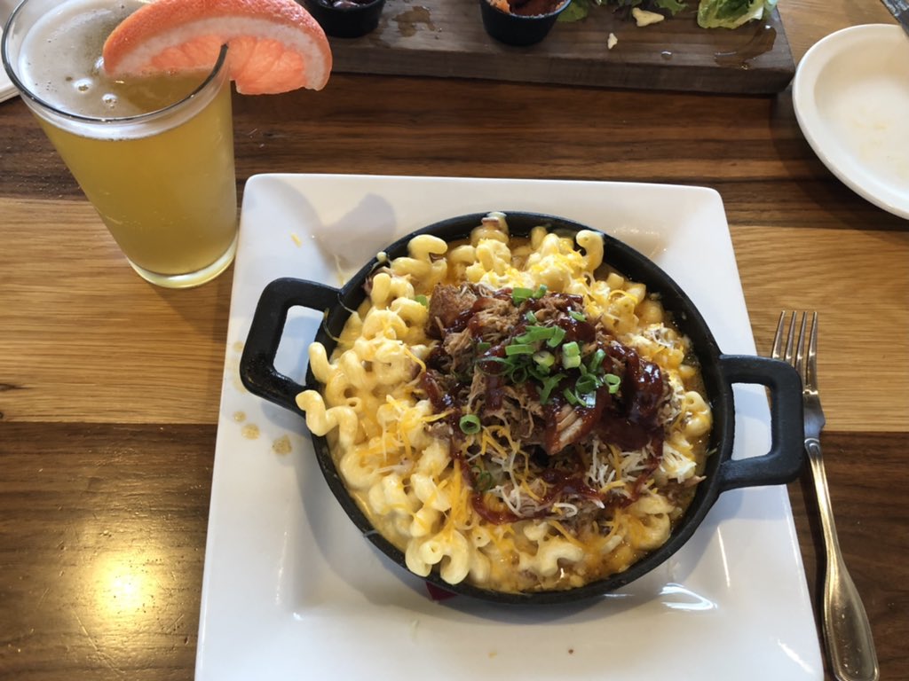 HannabillLecter's tweet image. Ruby Red Kolsch, and macaroni and cheese topped with pulled pork. #TimberStone #anniversary @GeneseeBrewery
