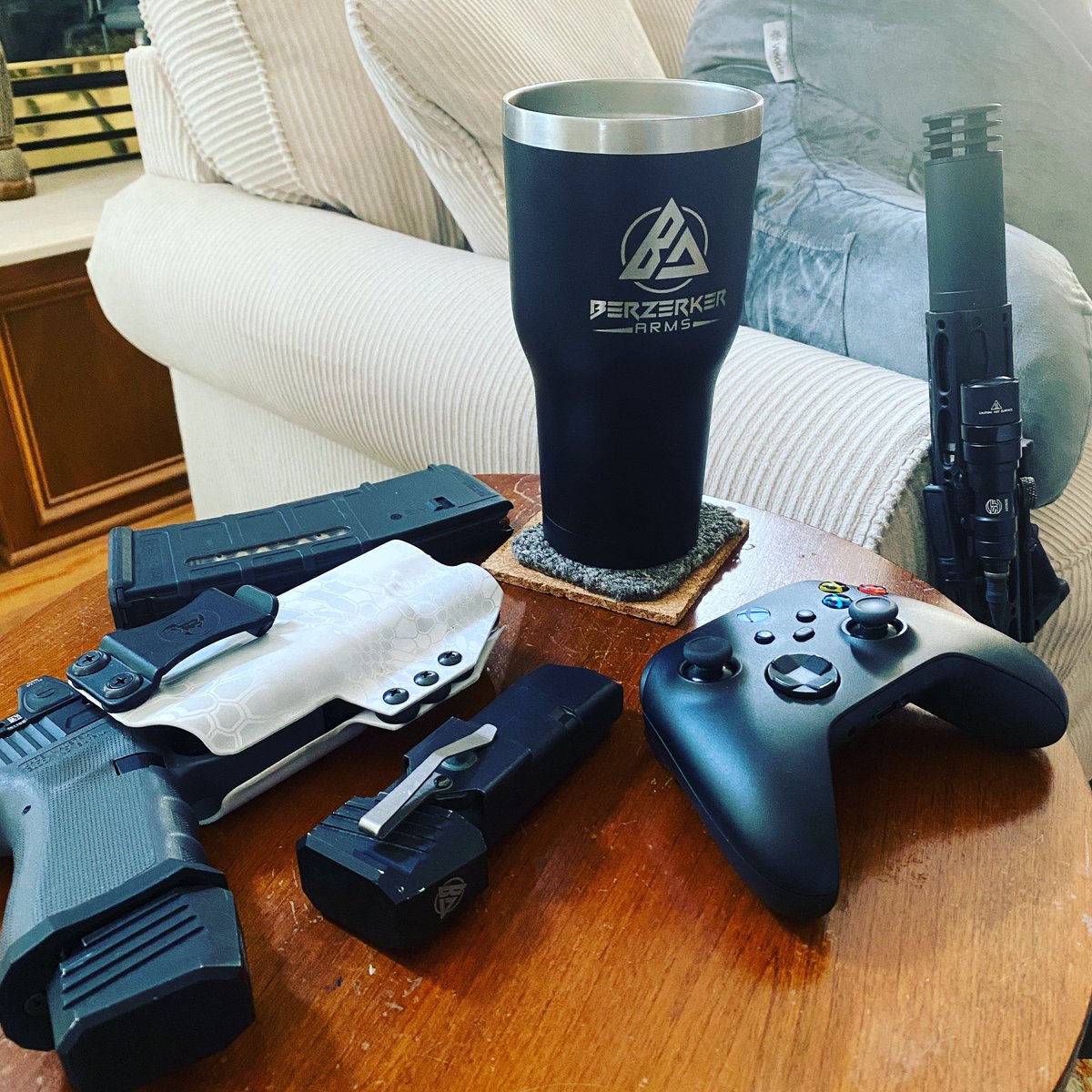 BerzerkerArms's tweet photo. When house sitting it’s important to bring all the right tools.
#neomag #berzerkerarms #anrdesign #xbox https://t.co/aSaTekyixJ