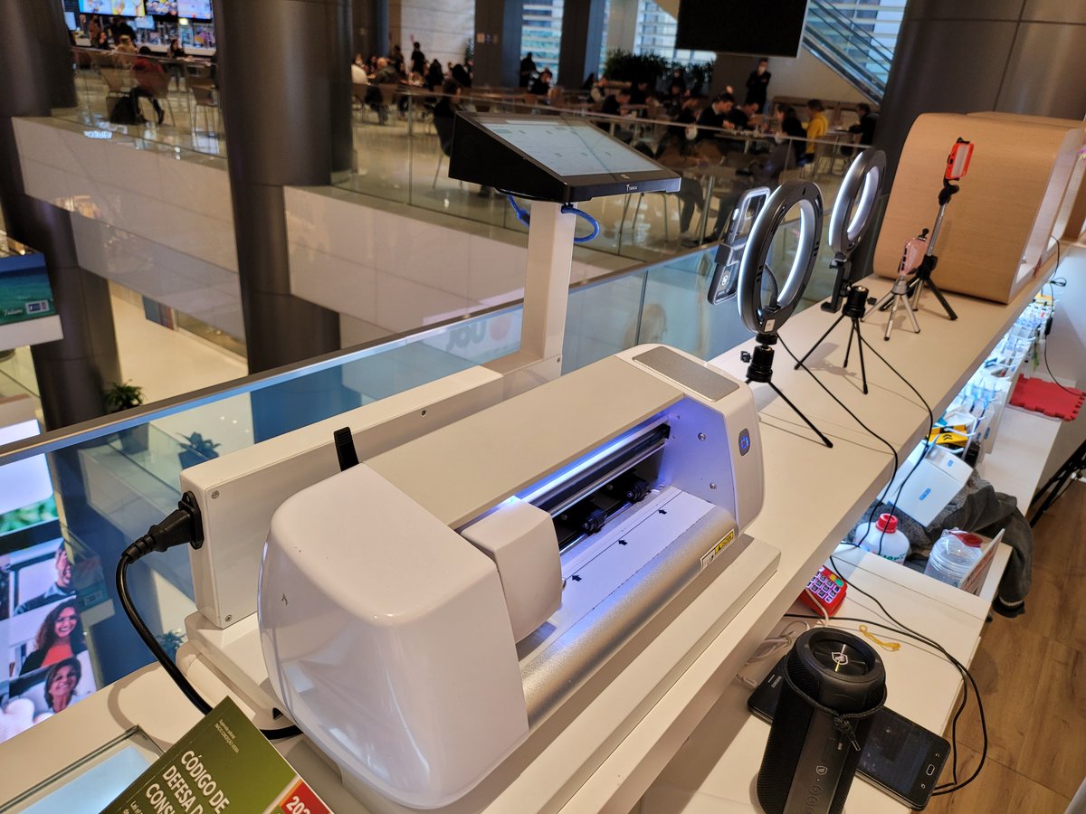 Se você comprou um #Smartphone #lançamento e está com dificuldade de achar acessórios de proteção, esta máquina da #Rock salvará a sua vida - ela #recorta #películas de proteção de #tela para qualquer modelo do mundo - disponível na maioria das lojas de acessórios em shoppings