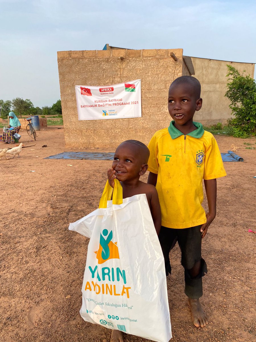 Afrika Kıtasından selamlar 🇹🇷

Ee ne demiştik son çocuk gülüne kadar, dünyanın neresinde olursanız olun sizin gülen yüzünüz olacağız çocuklar.

Burkina Faso’da Bayram sabahına çocukların mutluluğu olduk. Şimdi hepimiz bu görsellere bakarak tebessüm edelim ☺️🥰