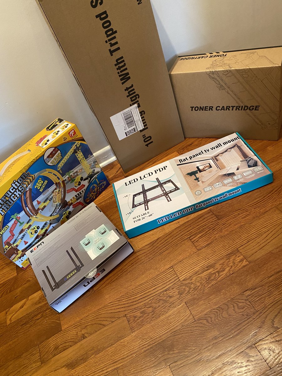imcronic's tweet photo. This is just a fraction of the thousands of dollars of freebies I've gotten from amazon thanks to @FreebieFrenzy 
100% profit gain
Lots of cool personal items or gifts. https://t.co/vymPnGEpOp