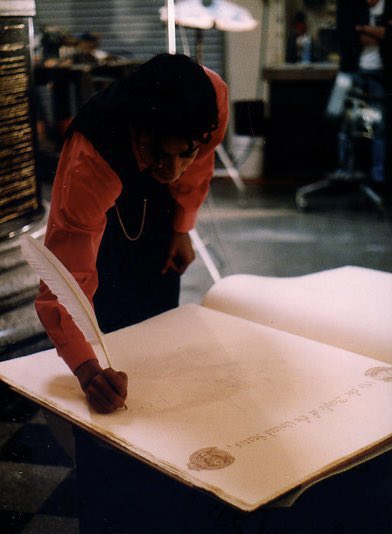 RT @foxxybemine: michael jackson signing the declaration of independence, 1776 https://t.co/A9Dlm0EsD9