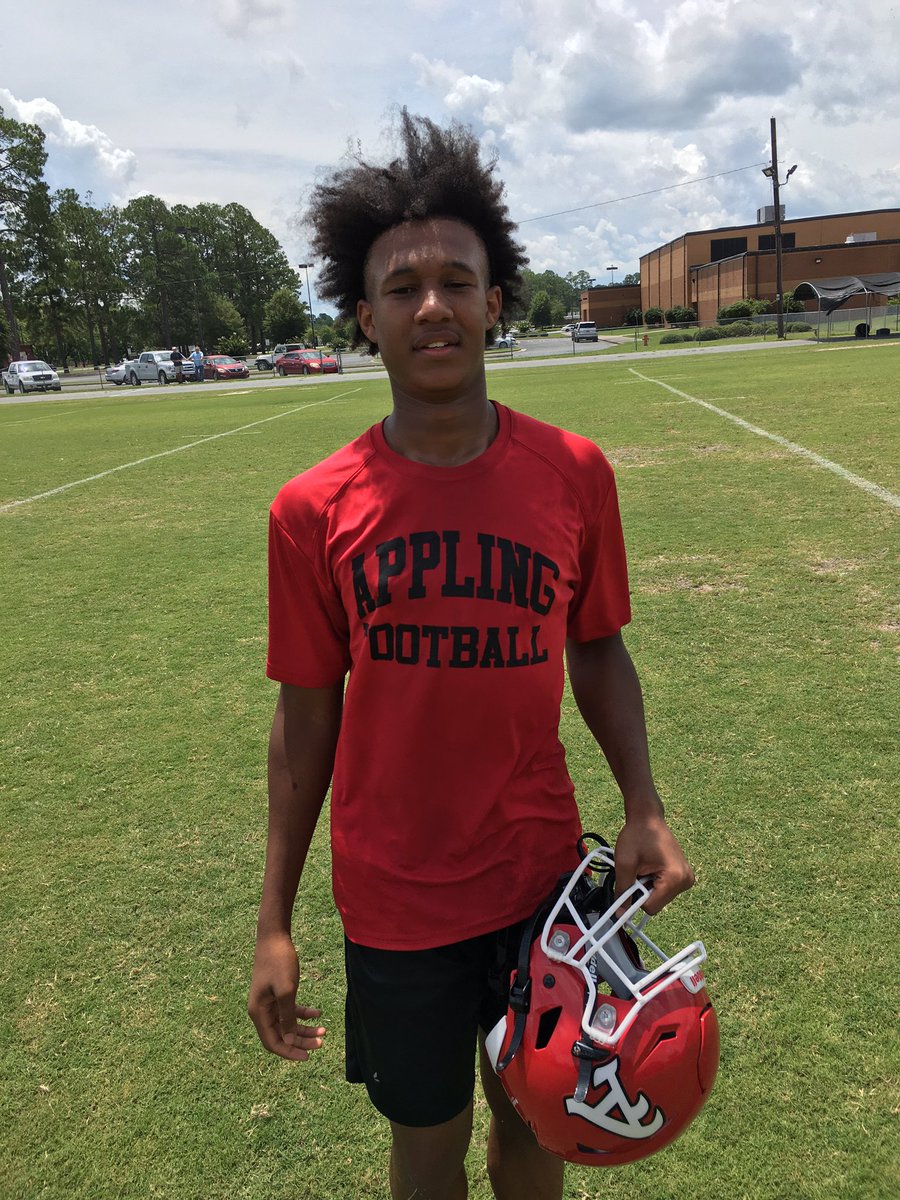 JacobHendrix06's tweet photo. Shoutout to the SLED PLAYER OF THE WEEK @treshawnmoore !! WR’s who block get the rock!! #pizzahim #BOOMtheCANNON 🏴☠️@2nhayes @CoachMullis3 @ApplingRecruits https://t.co/9M8ICF4rFs