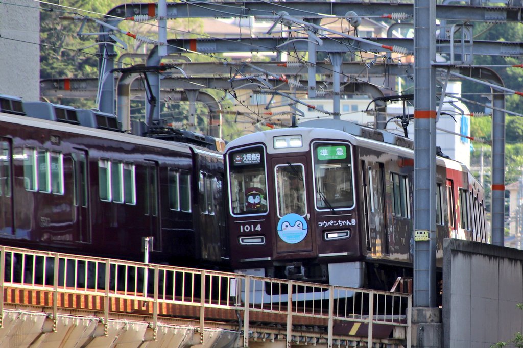 RED_Thunder510's tweet photo. 初の今津線準急運用に入った1014F 神戸線コウペンちゃん号。
雲一つない青空のもと武庫川を渡って梅田へ。
#コウペンちゃん号
#1014F https://t.co/weGgw6NAfo