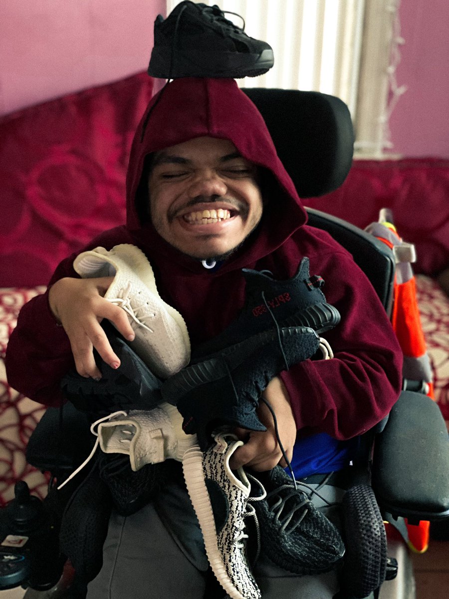 LILVIC323's tweet image. Hey guys I’m trying to reach out to @kanyewest or His team to fly me and my mom out to experience his Album release party. It would mean a lot to me if you can RT this and like this so it can reach out to him and his team. As you can see I’m a fan of his 😅✨