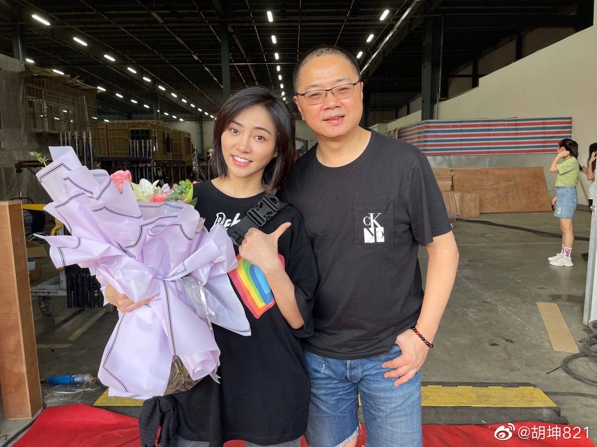 tigerxkyin's tweet photo. director hu kun weibo update with keyin!

"thanks keyin,
you are bright and hardworking,
the future is really promising.
thank you for coming!"

thank you also director! keyin will surely remember all the things she learned from you and the whole crew!  期待播出 🎬💫 https://t.co/TWRpd0skyr