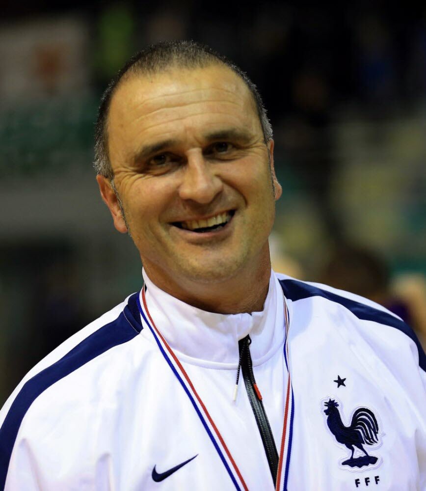 France_Futsal_c's tweet photo. Plus de 200 matches en 24 ans avec l’@equipedefrance de #Futsal ! Le sélectionneur français Pierre Jacky a annoncé aux joueurs qu’il quitte ses fonctions. Il reste à la DTN comme responsable des sélections #Futsal puis prendra sa retraite fin 2022. Fait marquant : l’Euro 2018 ! https://t.co/sSwhXcvuDj