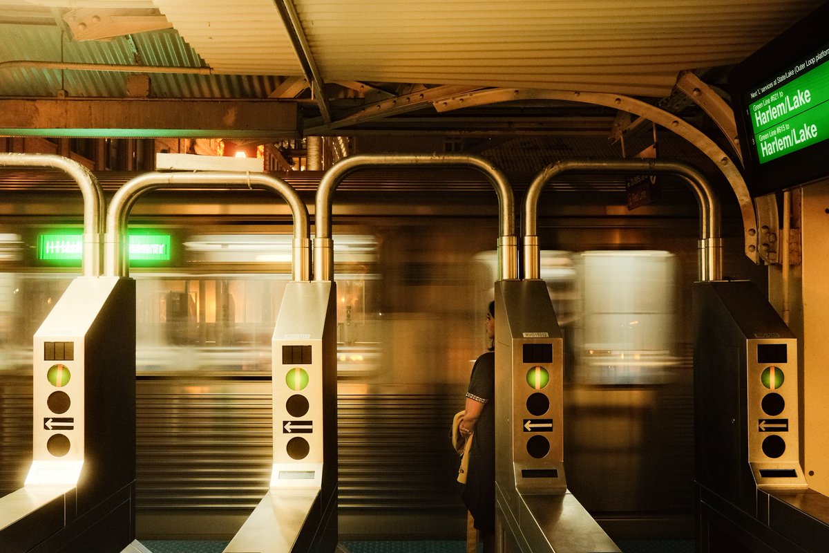 peekthelens's tweet photo. Last train home #streetphotography #chicago #subwayseries https://t.co/Uc3Kfj4rFE