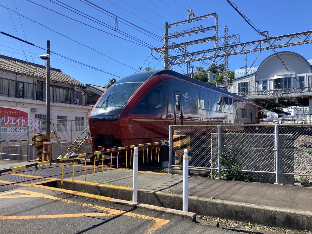 toba_tourism's tweet photo. 昨日、線路沿い（中之郷駅前）を歩いていたら、名阪特急「ひのとり」が！！めっちゃ興奮してしまった。何故、ひのとりが…？気になる方は近鉄さんの公式アカウントをご覧くださいませ(^^)　乗ってみたいなぁ～…。 #鳥羽 #伊勢志摩 

https://t.co/W3nnDyAYnA https://t.co/qpgXxMTvqK